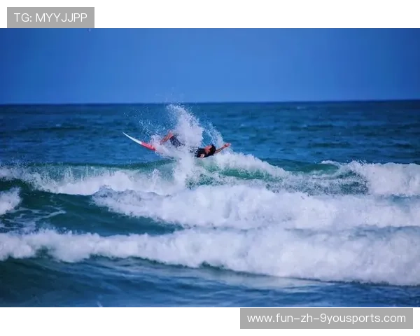 冲浪选手在台风浪中骑出惊世波段，镜头震撼全球